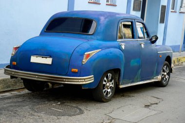 Küba 'daki matanzaların sokaklarında eski mavi klasik araba