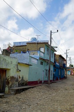 Küba 'da Trinidad sokaklarında renkli evler