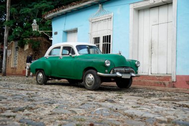 Küba 'da Trinidad sokaklarında eski klasik arabalar