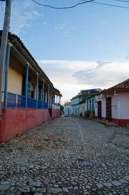 Küba 'da Trinidad sokaklarında renkli evler