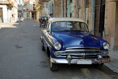 Havana, Küba sokaklarında eski klasik bir araba.