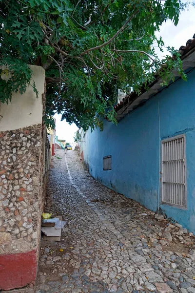キューバのトリニダードの通りにあるカラフルな家は — ストック写真