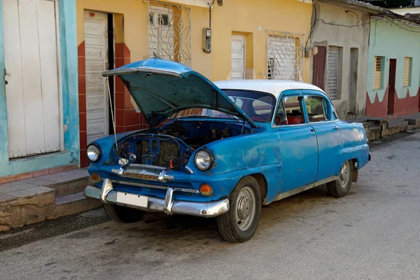 古旧的经典汽车在Cuba上的三叉戟大街上 — 图库照片