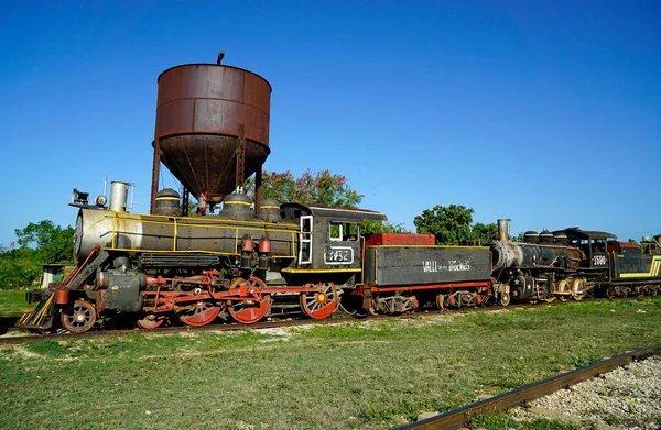 รถจ กรยานยนต าและรถไฟในตร แดดในค วบา — ภาพถ่ายสต็อก