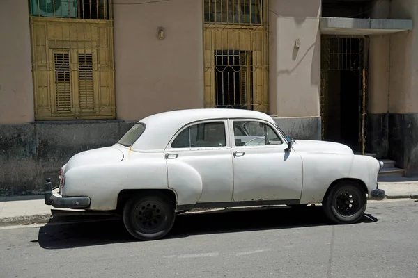旧车停在Cuba的Havana大街上 — 图库照片