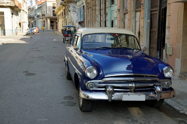 古旧的经典汽车在库巴的哈瓦那大街上 — 图库照片