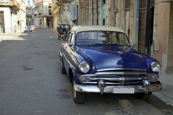 Havana, Küba sokaklarında eski klasik bir araba.