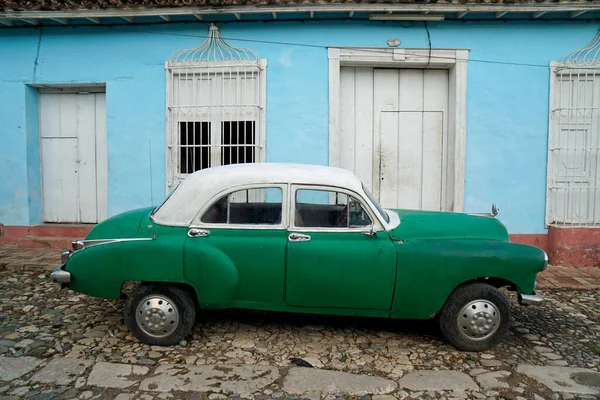 古旧的经典汽车在Cuba上的三叉戟大街上 — 图库照片