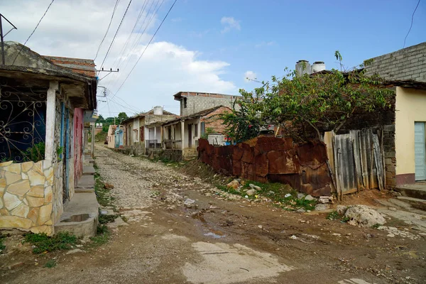 キューバのトリニダードの通りにあるカラフルな家は ロイヤリティフリーのストック画像