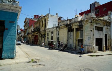 Havana, Küba, circa MAy 2022: Havana Vieja 'nın hareketli sokakları hafta sonu boyunca