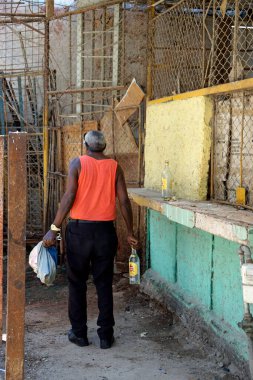 Havana, Küba, yaklaşık Mayıs 2022: Havana vieja 'da bir şişe havana klübü romu ile yerel