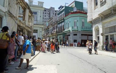 Havana, Küba, Mayıs 2022: Yiyecek kıtlığı - Yerel halk yiyecek almak için bir dükkanda bekliyor