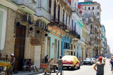 Havana, Küba, circa MAy 2022: Havana Vieja 'nın hareketli sokakları hafta sonu boyunca