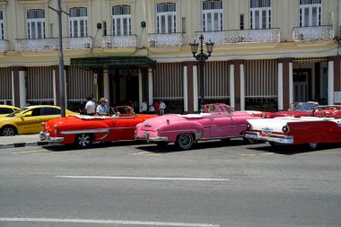 Hvana, Küba, takriben Nisan 2022: Havana Merkez Meydanı 'nda klasik arabalar