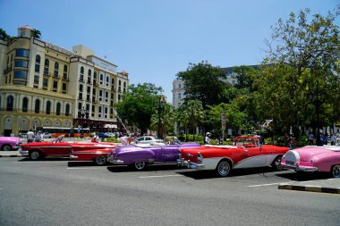 Hvana, Küba, takriben Nisan 2022: Havana Merkez Meydanı 'nda klasik arabalar