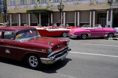 Hvana, Küba, takriben Nisan 2022: Havana Merkez Meydanı 'nda klasik arabalar