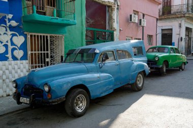 Havana, Küba, Mayıs 2022: Havana Vieja Caddelerinde klasik eski arabalar