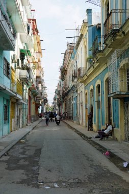 Havana, Küba, circa MAy 2022: Havana Vieja 'nın hareketli sokakları hafta sonu boyunca