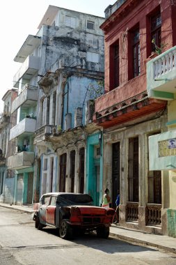 Havana, Küba, Mayıs 2022: Havana Vieja Caddelerinde klasik eski arabalar