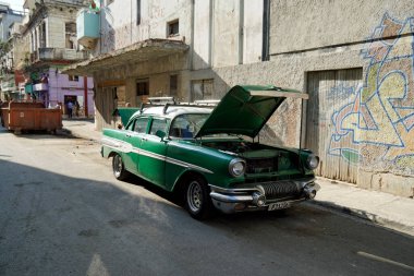 Havana, Küba, Mayıs 2022: Havana Vieja Caddelerinde klasik eski arabalar