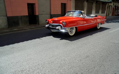 Havana, Küba, Mayıs 2022: Havana Vieja Caddelerinde klasik eski arabalar