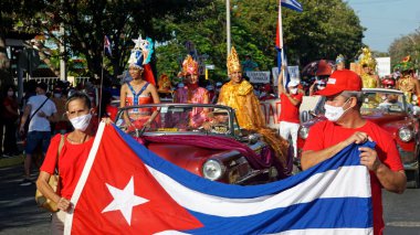 Varadero, Küba, 1 Mayıs 2022: Varadero sokaklarında işçi bayramında renkli karnaval geçidi