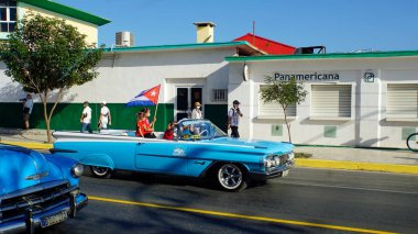 Varadero, Küba, 1 Mayıs 2022: Eski klasik arabalarla İşçi Bayramı geçidi