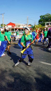 Varadero, Küba, 1 Mayıs 2022: Varadero sokaklarında işçi bayramında renkli karnaval geçidi
