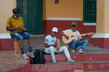 Trinidad, Küba, takriben Mayıs 2022: yerel grup sokaklarda salsa ve merengue müziği çalıyor