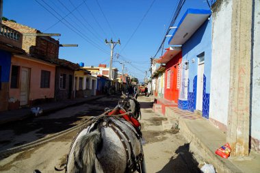 Trinidad, Küba, Mayıs 2022: Şehrin merkezindeki hareketli sokaklar