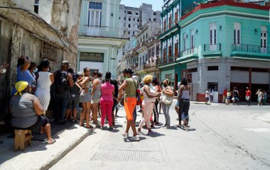 Havana, Küba, Mayıs 2022: Yiyecek kıtlığı - Yerel halk yiyecek almak için bir dükkanda bekliyor