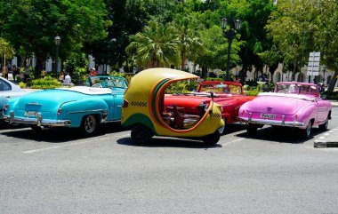 Hvana, Küba, takriben Nisan 2022: Havana Merkez Meydanı 'nda klasik arabalar