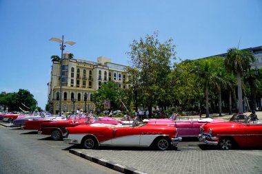 Hvana, Küba, takriben Nisan 2022: Havana Merkez Meydanı 'nda klasik arabalar