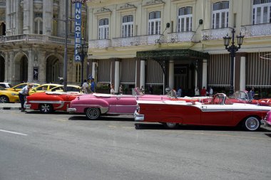 Hvana, Küba, takriben Nisan 2022: Havana Merkez Meydanı 'nda klasik arabalar