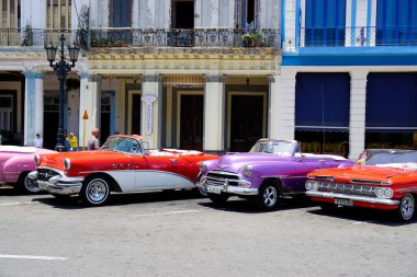 Hvana, Küba, takriben Nisan 2022: Havana Merkez Meydanı 'nda klasik arabalar
