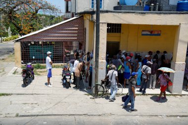 Havana, Küba, Mayıs 2022: Yiyecek kıtlığı - Yerel halk yiyecek almak için bir dükkanda bekliyor