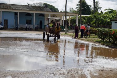 Limonar, Küba, Mayıs 2022: Şehir merkezinde hareketli sokaklar