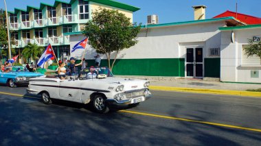 Varadero, Küba, 1 Mayıs 2022: Eski klasik arabalarla İşçi Bayramı geçidi