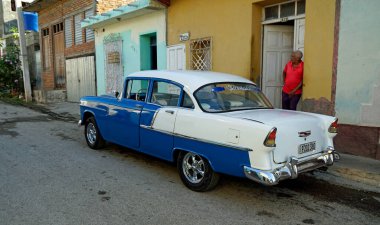 Trinidad, Küba, Mayıs 2022: Trinidad sokaklarında klasik araba