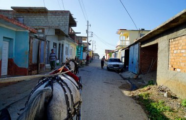 Trinidad, Küba, Mayıs 2022: Şehrin merkezindeki hareketli sokaklar