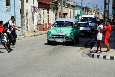 Cardenas, Küba, yaklaşık Nisan 2022: Cardenas sokaklarında klasik eski arabalar