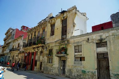 Havana, Küba, circa MAy 2022: Havana Vieja 'nın hareketli sokakları hafta sonu boyunca