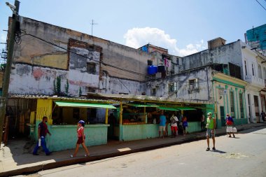 Havana, Küba, takriben Mayıs 2022: Yerel halk pazardan birkaç yeni ürün almak için bekliyor