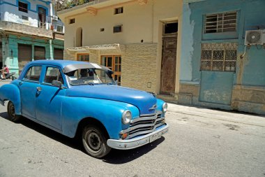 Havana, Küba, Mayıs 2022: Havana Vieja Caddelerinde klasik eski arabalar
