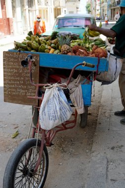Havana, Küba, takriben Mayıs 2022: Pazardan sebze ve meyve satan tedarikçi