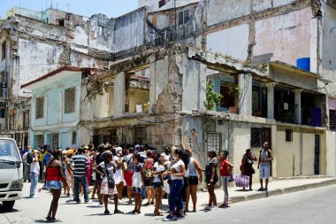 Havana, Küba, Mayıs 2022: Yiyecek kıtlığı - Yerel halk yiyecek almak için bir dükkanda bekliyor