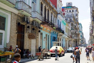 Havana, Küba, circa MAy 2022: Havana Vieja 'nın hareketli sokakları hafta sonu boyunca