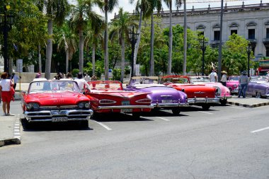 Hvana, Küba, takriben Nisan 2022: Havana Merkez Meydanı 'nda klasik arabalar