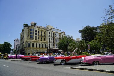 Hvana, Küba, takriben Nisan 2022: Havana Merkez Meydanı 'nda klasik arabalar
