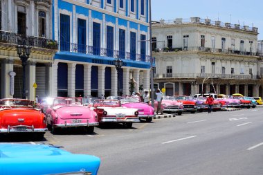 Hvana, Küba, takriben Nisan 2022: Havana Merkez Meydanı 'nda klasik arabalar